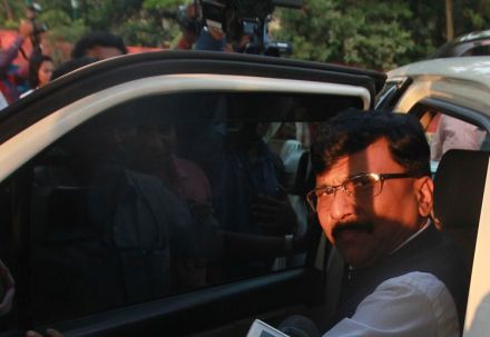 शिवसेनेचे खासदार संजय राऊत यांनी राज्यपालांची भेट घेटली (छायाचित्र - प्रदीप दास)