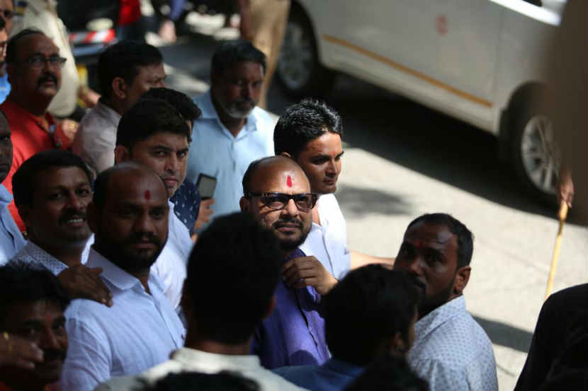 महाराष्ट्रात रिसॉर्ट पॉलिटिक्स, शिवसेनेचे सर्व आमदार हॉटेलमध्ये मुक्कामी महाराष्ट्रात रिसॉर्ट पॉलिटिक्स, शिवसेनेचे सर्व आमदार हॉटेलमध्ये मुक्कामी