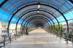 सांताक्रूझमध्ये स्कायवॉकला सरकते जिने