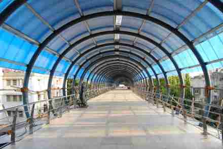 सांताक्रूझमध्ये स्कायवॉकला सरकते जिने