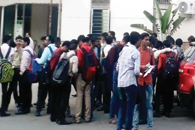 मेडिकलच्या अधिष्ठाता कार्यालयाबाहेर ताटकळत असलेले विद्यार्थी.