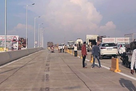 अरे काय चाललंय : एकाच दिवसात उड्डाणपूलाचं नेत्यांनी केलं तीन वेळा उद्घाटन