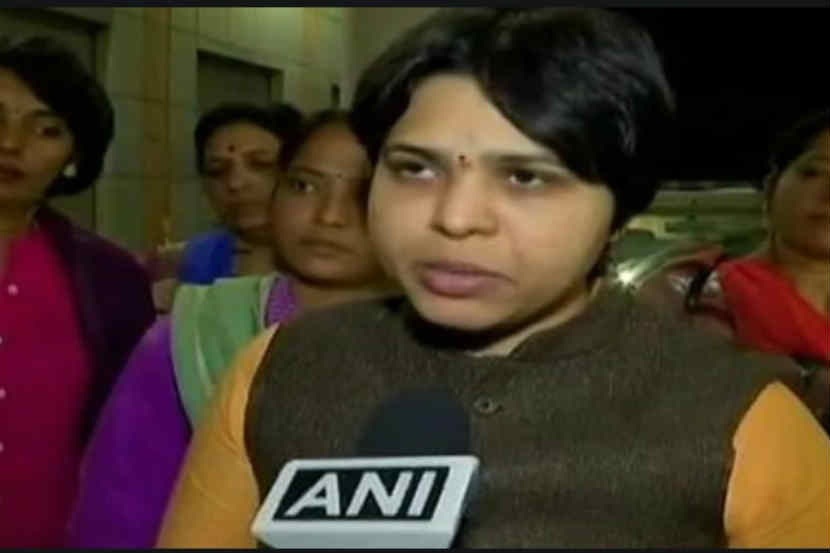 संरक्षण दिलं नाही तरी शबरीमला मंदिरात जाणार – तृप्ती देसाई