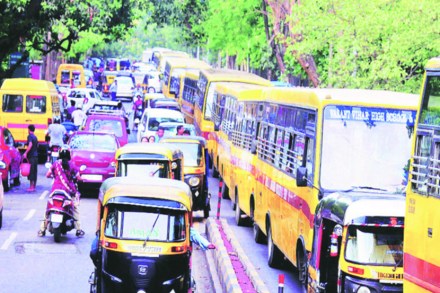 शाळांबाहेरील कोंडी फुटणार? शाळांबाहेरील कोंडी फुटणार?
