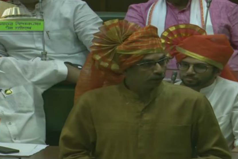 मुंबई : विश्वासदर्शक ठरावाच्या चाचणीवेळी मुख्यमंत्री उद्धव ठाकरे यांनी विधासभेत पहिल्यांदा भाषण केले. ठराव जिंकल्याबद्दल त्यांनी जनतेचे आभार मानले.