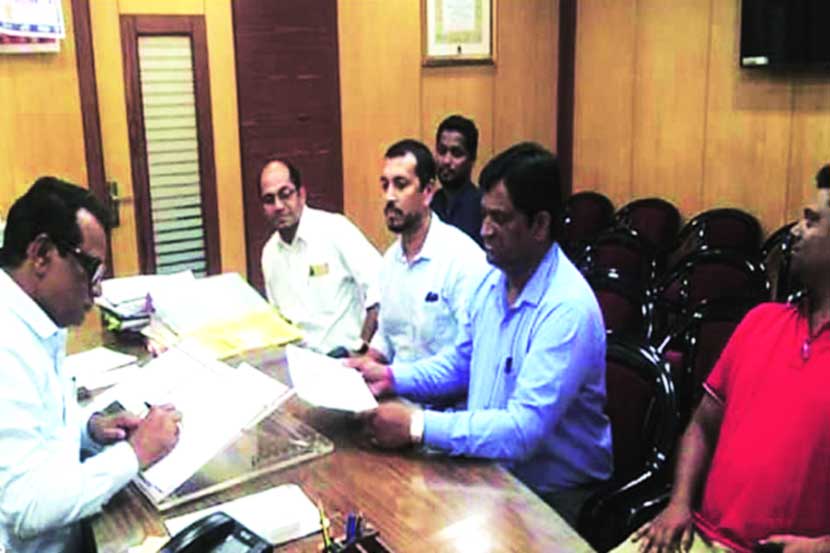 मुंबई-अहमदाबाद बुलेट ट्रेनला विरोध असल्याचे पत्रक सामाजिक संघटनांनी उपजिल्हाधिकाऱ्यांना दिले.
