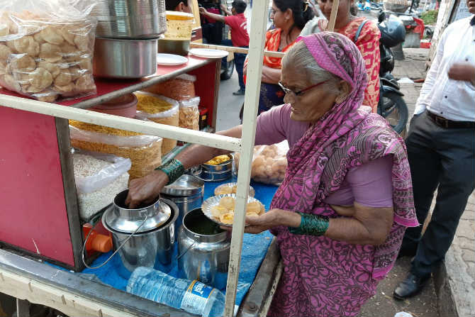 VIDEO : कर्ज फेडण्यासाठी ८० वर्षाच्या आजीबाई विकतात पाणीपुरी