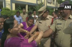 #HyderabadEncounter: महिलांनी पोलिसांना राखी बांधत केलं सेलिब्रेशन