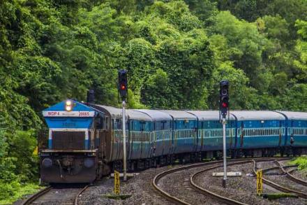कोकण रेल्वेमार्गावर आज मेगा ब्लॉक कोकण रेल्वेमार्गावर आज मेगा ब्लॉक
