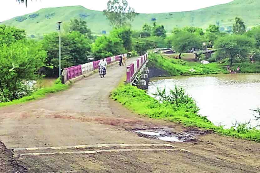 (महापालिका सभागृहात भाजप आणि काँग्रेस-राष्ट्रवादीत घोषणायुद्ध रंगले असतांना
 सेनेचे नगरसेवक शांतपणे बसून होते.)