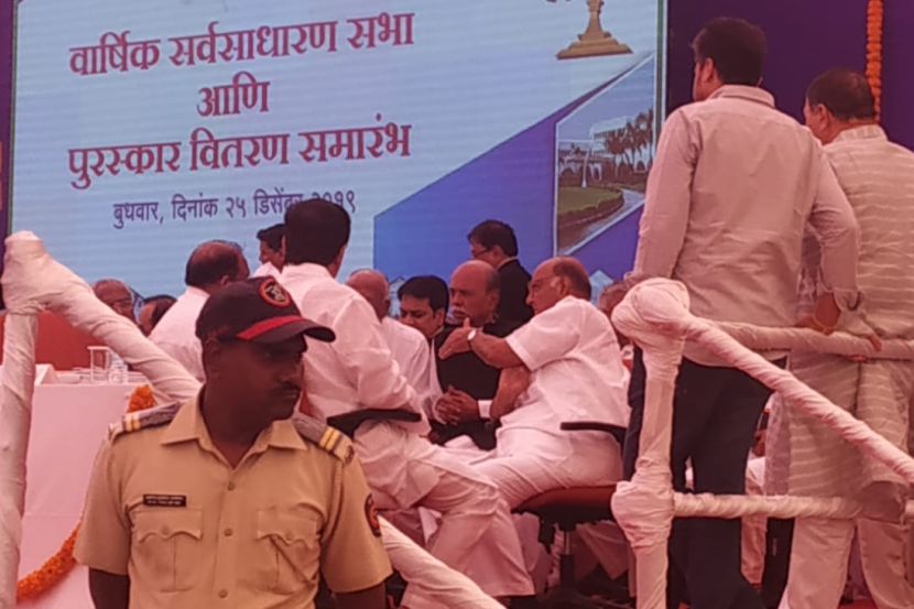 शरद पवार व्यासपीठावर असतानाच विजयसिंह मोहिते पाटील पोहोचले आणि…