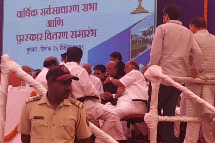 शरद पवार व्यासपीठावर असतानाच विजयसिंह मोहिते पाटील पोहोचले आणि…