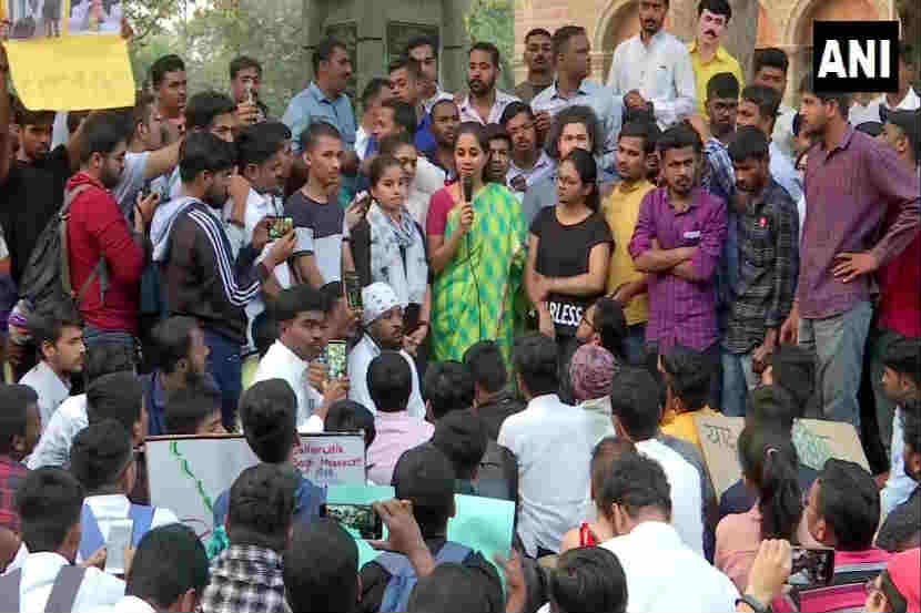 CAA : सावित्रीबाई फुले विद्यापिठात विद्यार्थ्यांचा मशाल मोर्चा, सुप्रिया सुळेही सहभागी