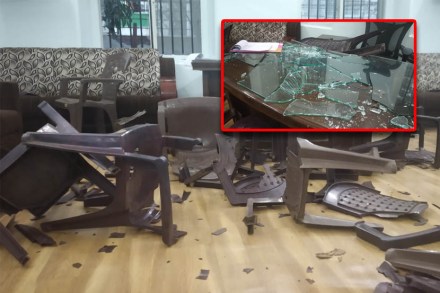 पुणे काँग्रेस भवनाची काँग्रेस कार्यकर्त्यांकडूनच तोडफोड पुणे काँग्रेस भवनाची काँग्रेस कार्यकर्त्यांकडूनच तोडफोड