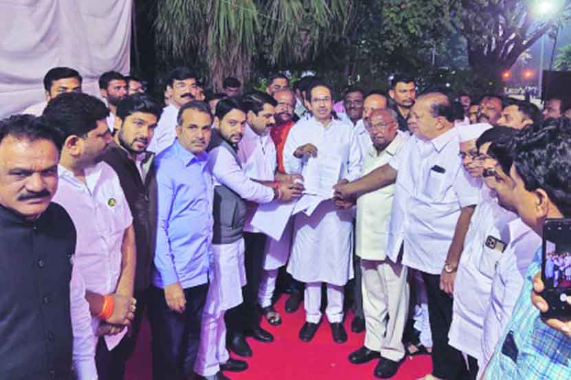 कोल्हापूर खंडपीठ व्हावे, या मागणीसाठी पश्चिम महाराष्ट्र, कोकणातील आमदारांनी मुख्यमंत्री उद्धव ठाकरेंची भेट घेतली. कोल्हापूर खंडपीठ व्हावे, या मागणीसाठी पश्चिम महाराष्ट्र, कोकणातील आमदारांनी मुख्यमंत्री उद्धव ठाकरेंची भेट घेतली.