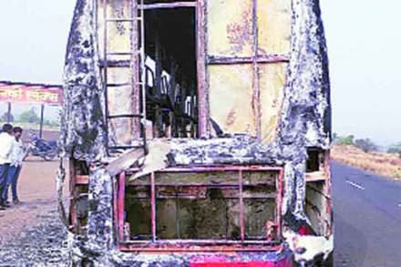 खासगी बस पेटली;  ३४ प्रवासी बचावले