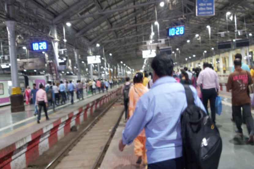 रेल्वे रुळाला तडा गेल्याने मध्य रेल्वेवरील वाहतूक विस्कळीत