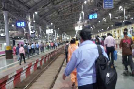 रेल्वे रुळाला तडा गेल्याने मध्य रेल्वेवरील वाहतूक विस्कळीत
