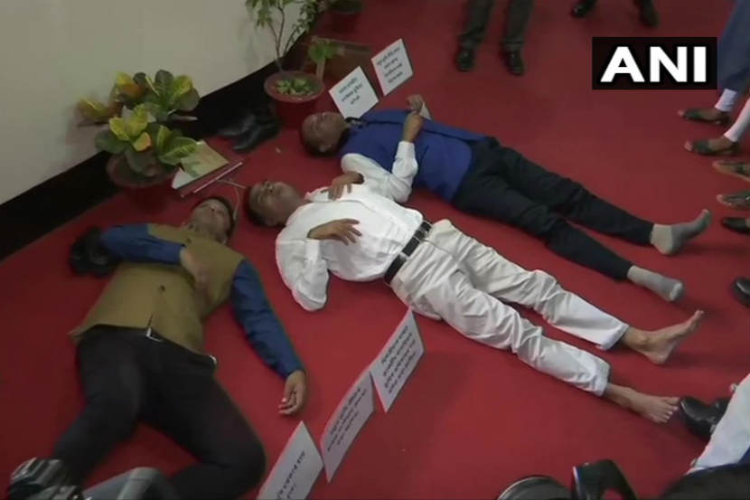 ‘एनआरसी’च्या मुद्यावरून आमदारांचे विधानसभेत लोटांगण