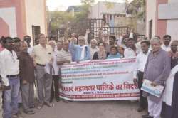 वाढलेल्या पाणीपट्टीच्या विरोधात महापालिकेसमोर निदर्शने