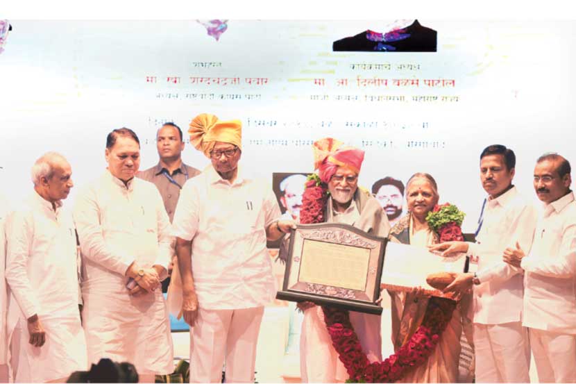 एमजीएम संस्थेचे सचिव अंकुशराव कदम यांच्या अमृतमहोत्सवी वर्षांनिमित्त राष्ट्रवादी काँग्रेसचे ज्येष्ठ नेते शरद पवार यांच्या हस्ते त्यांचा सपत्नीक सत्कार करण्यात आला.