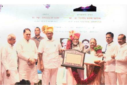 एमजीएम संस्थेचे सचिव अंकुशराव कदम यांच्या अमृतमहोत्सवी वर्षांनिमित्त राष्ट्रवादी काँग्रेसचे ज्येष्ठ नेते शरद पवार यांच्या हस्ते त्यांचा सपत्नीक सत्कार करण्यात आला.