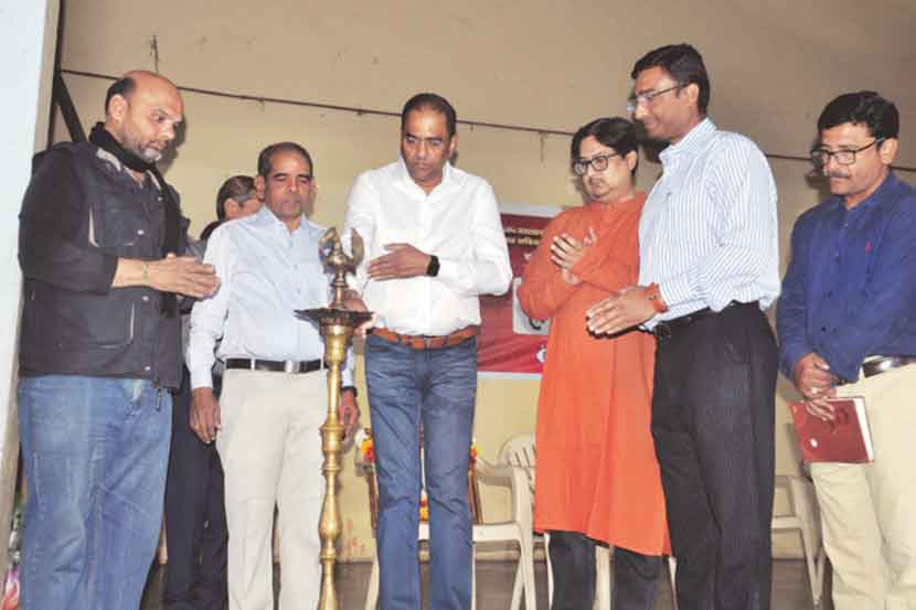 ‘लोकसत्ता लोकांकिका’ स्पर्धेच्या औरंगाबाद विभागीय प्राथमिक फेरीला गुरुवारपासून सुरुवात झाली. औरंगाबादेतील तापडिया नाटय़गृहात स्पर्धेचे उद्घाटन दीप-प्रज्वलनाने करताना मान्यवर. (डावीकडून) परीक्षक तथा अभिनेते नितीन धंदुके, आयरिसचे विवेक रानवडे, विद्याधर पठारे, परीक्षक अमेय उज्ज्वल, लोकसत्ताच्या औरंगाबाद विभागाचे वरिष्ठ व्यवस्थापक वंदन चंद्रात्रे आदी.)

