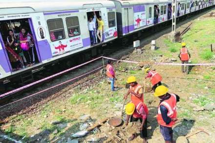 रेल्वेने परवानगी दिल्यानंतर एमएमआरडीएने नायगाव उड्डाणपुलाच्या कामाला सुरुवात केली.