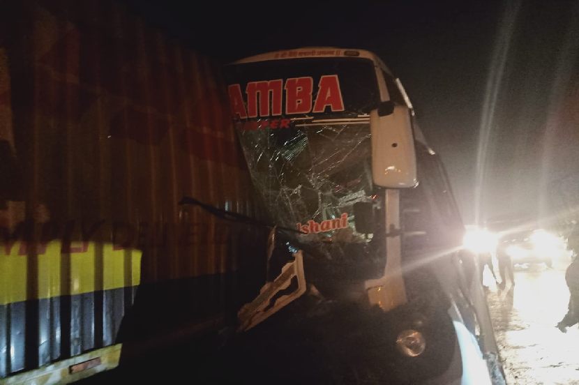 बंद पडलेल्या कंटेनरला खासगी बसची जोरदार धडक, मुंबई-पुणे एक्स्प्रेस-वेवर भीषण अपघात