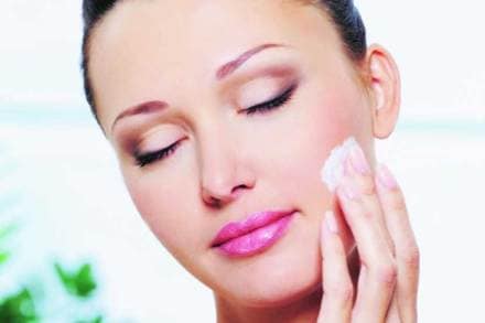 थंडीत कशी घ्याल त्वचेची काळजी? थंडीत कशी घ्याल त्वचेची काळजी?