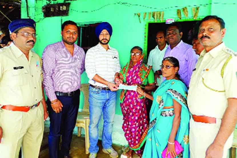कर्मचाऱ्याला तीन लाखांची मदत