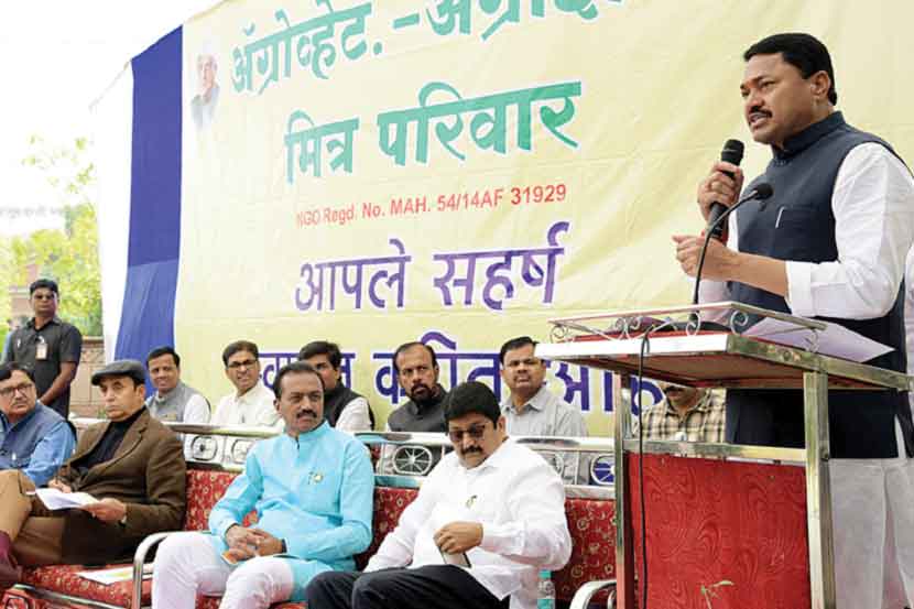 कृषी विद्यापीठाने नव्या पिढीला शेतीकडे वळवावे 