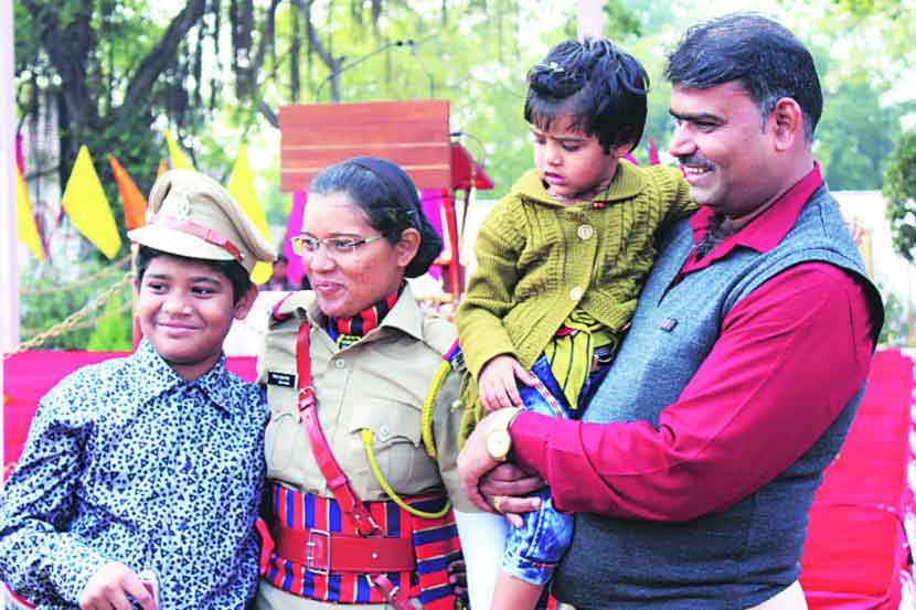 विजया पवार या कुटुंबातील सदस्यांसह.