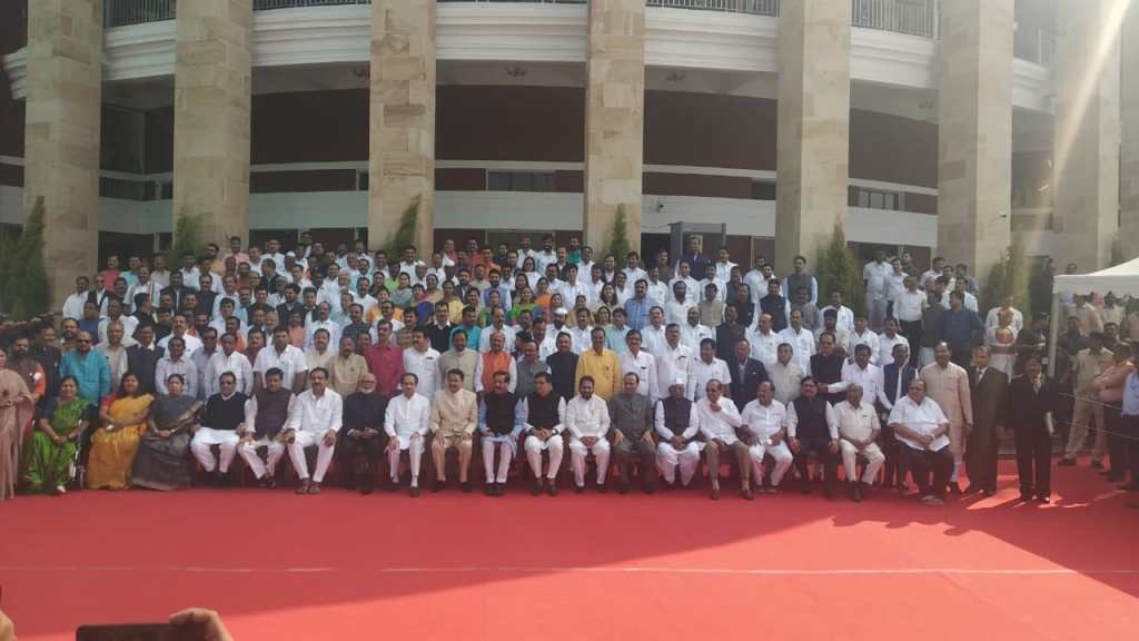 विधानभवनात सर्वपक्षीय आमदारांचं ऐतिहासिक छायाचित्र; चर्चा मात्र फडणवीसांच्या दांडीची