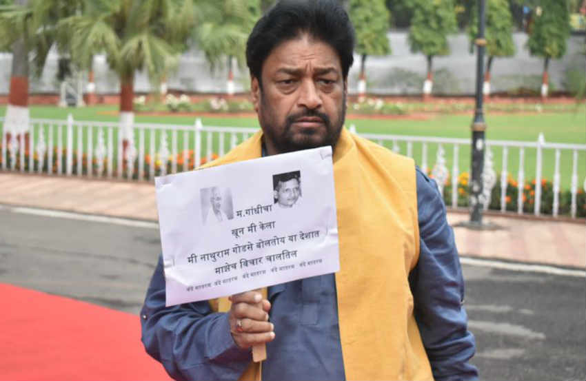 नागपूर : विधान भवन परिसरात आंदोलन करणाऱ्या भाजपाला उत्तर देण्यासाठी काँग्रेस आमदाराने एकट्याने हातात हा फलक घेऊन आंदोलन केले.