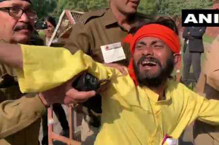 …म्हणून त्याने थेट राजनाथ सिंह यांच्या वाहनांचा ताफा अडवला …म्हणून त्याने थेट राजनाथ सिंह यांच्या वाहनांचा ताफा अडवला