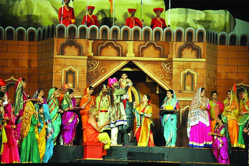 घोडे, तोफा आणि आतषबाजीत राणी लक्ष्मीबाईंचा जीवनपट उलगडला