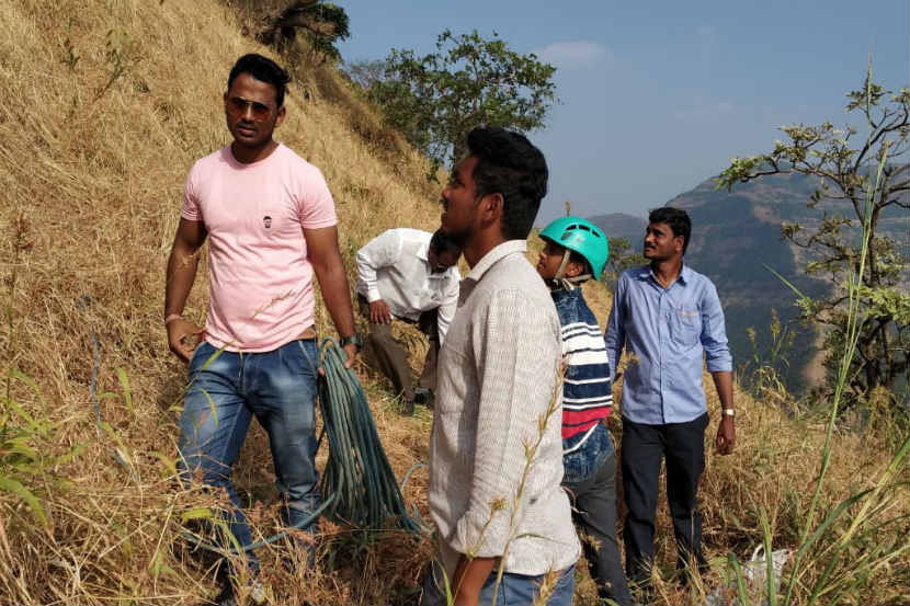 तिकोना किल्ल्यावर मदत कार्यासाठी आलेले पथक