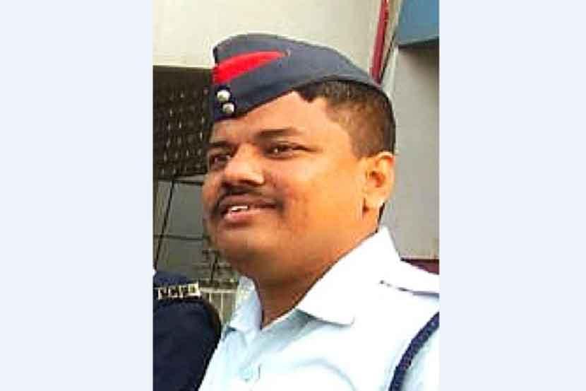 मातीच्या ढिगाऱ्याखाली अडकलेल्या कामगारासह जवानाचा मृत्यू