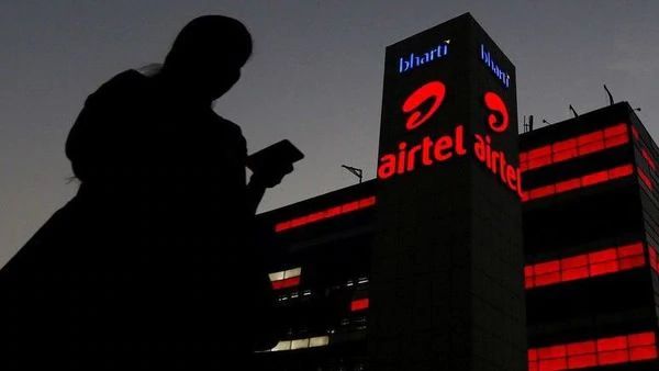 काही ज्येष्ठ नागरिकांना हया अडचणीचा सामना करावा लागत आहे. म्हणूनच मोबाइल, लँडलाईन आणि ब्रॉडबँडसाठी बिल भरण्याच्या प्रक्रियेबद्दल एअरटेलने माहिती दिली आहे. काही सोप्या टेप्स वापरून बील भरणा करू शकता... 
