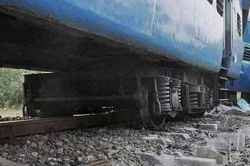 मुंबई – भुवनेश्वर एक्स्प्रेसचे आठ डबे रूळावरून घसरले, २० प्रवासी जखमी