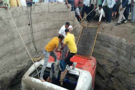 नाशिकमध्ये भीषण अपघातानंतर रिक्षा आणि बस विहिरीत कोसळली, २५ ठार