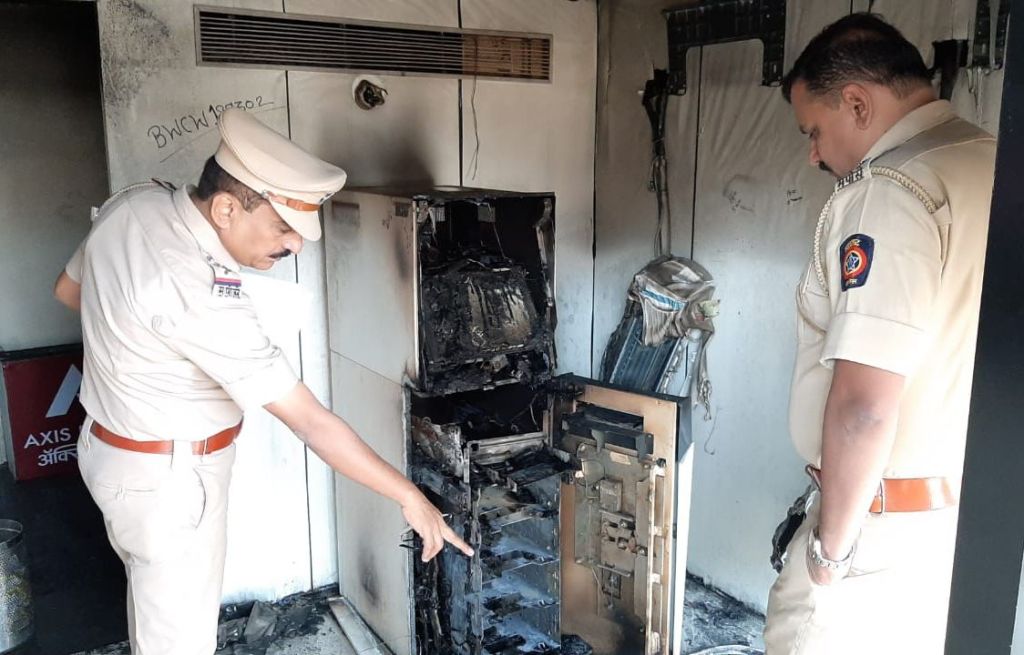 पुणे: गॅस कटरने एटीएम फोडताना उडाला आगीचा भडका, आठ लाखांच्या नोटा जळून खाक