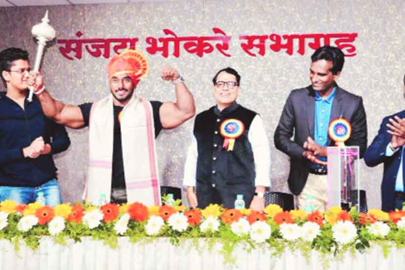मिरजेतील श्री अंबाबाई तालीम संस्थेच्यावतीने शरीरसौष्ठवमध्ये विश्व चॅम्पियन किताब मिळविणारे संग्राम चौगुले यांना ‘आरोग्य रत्न’ पुरस्काराने सन्मानित करण्यात आले.
