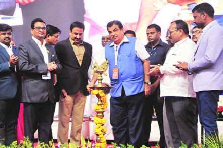 औरंगाबाद येथील ‘अ‍ॅडव्हान्टेज महाराष्ट्र’ या लघू उद्योजकांच्या ‘मासिआ’ संघटनेतर्फे  आयोजित प्रदर्शनाच्या समारोप कार्यक्रमात दीप प्रज्ज्वलन करताना केंद्रीय मंत्री नितीन गडकरी, खासदार इम्तियाज जलील, आमदार अतुल सावे यांच्यासह मसिआचे पदाधिकारी, उद्योजक आदी.