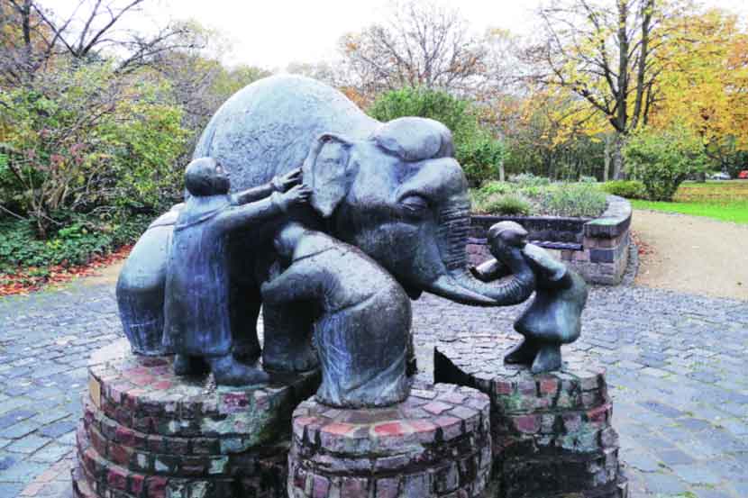 चित्रसौजन्य : जर्मनीतील बॉन येथील हत्तीच्या गोष्टीचे शिल्प (छाया : अमेय पिंपळखरे) 