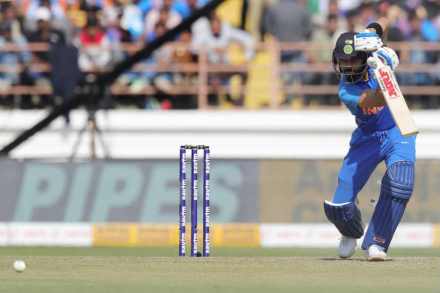 Ind vs Aus : ‘कॅप्टन कूल’चा विक्रम आता ‘किंग कोहली’च्या नावावर