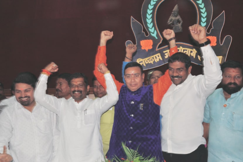 भाजपाला दूर ठेवत उपमहापौरपदी निवड झाल्यानंतर राजेंद्र जंजाळ यांनी महापौर नंदकुमार घोडेले व विकास जैन यांच्यासह शिवसेनेच्या विजयाप्रीत्यर्थ हात उंचावत आनंद साजरा केला.