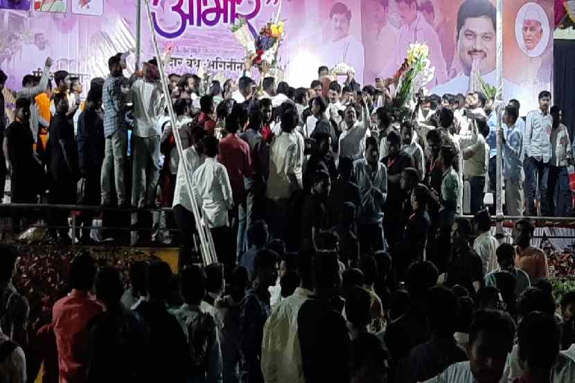 जेव्हा चाहत्यांच्या प्रेमामुळेच धनंजय मुंडे वैतागतात… जेव्हा चाहत्यांच्या प्रेमामुळेच धनंजय मुंडे वैतागतात…