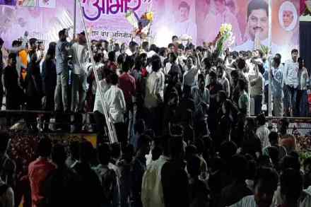 जेव्हा चाहत्यांच्या प्रेमामुळेच धनंजय मुंडे वैतागतात… जेव्हा चाहत्यांच्या प्रेमामुळेच धनंजय मुंडे वैतागतात…